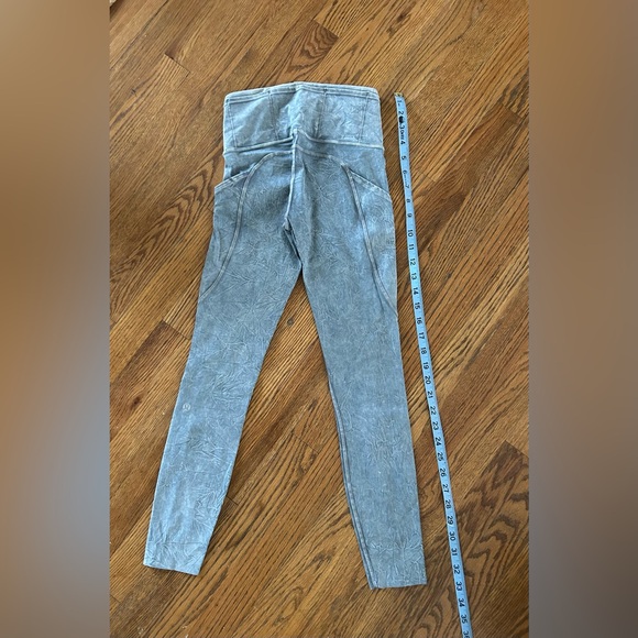 Lululemon leggings size 2 - Picture 3 of 6